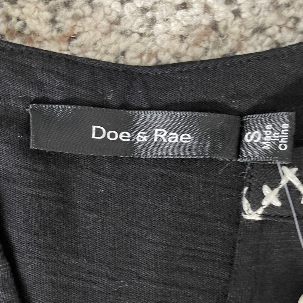 Women’s Doe & Rae Black Top with White Embroidery size small - Picture 4 of 6